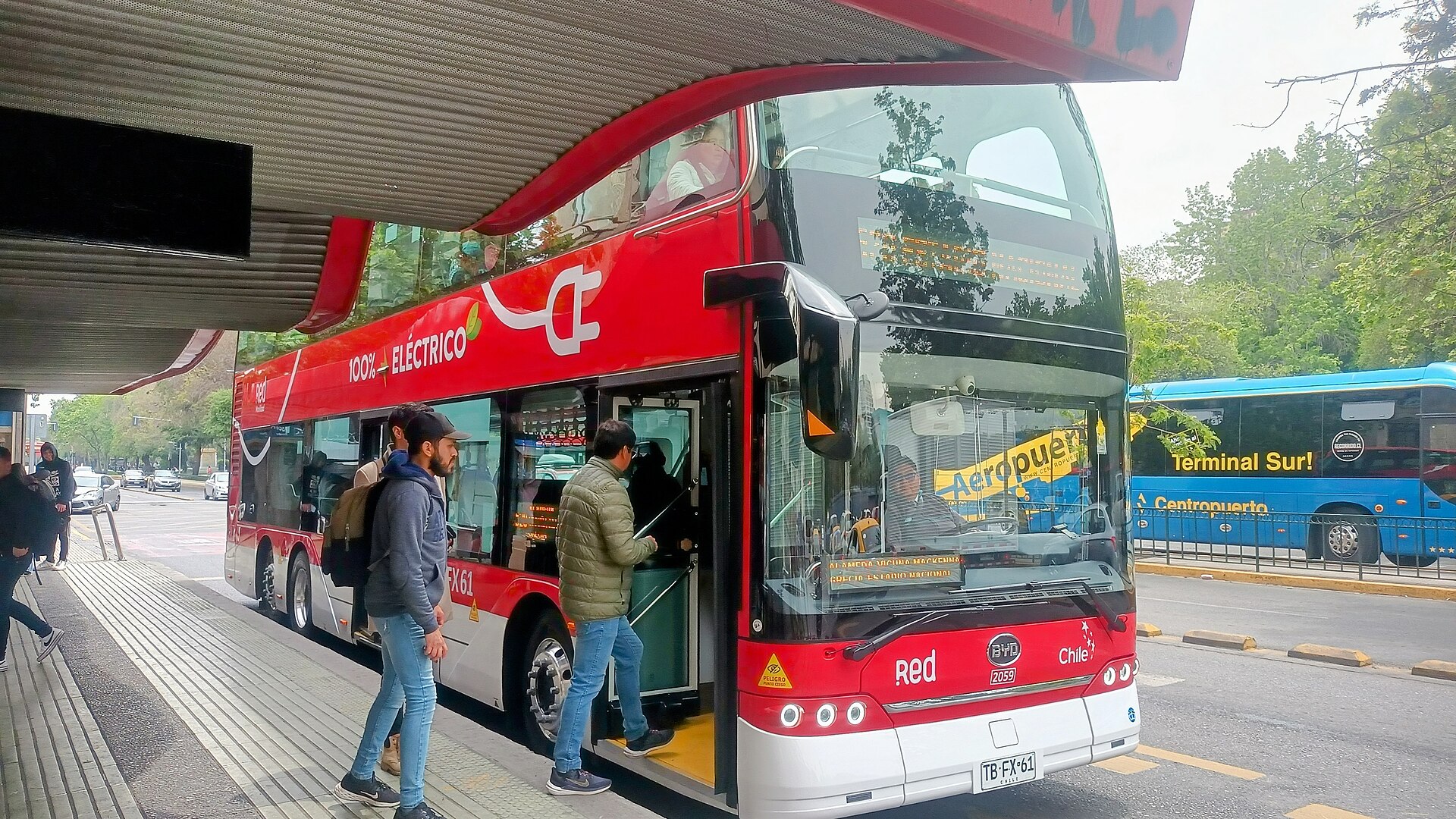 Bus eléctrico de dos pisos del sistema RED en la Alameda