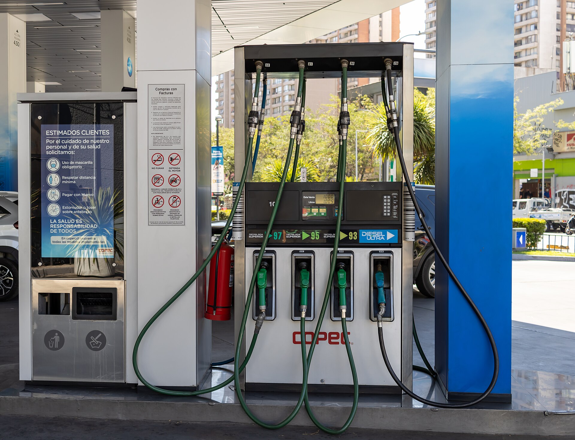 Surtidor de combustible en una estación de servicio de Santiago