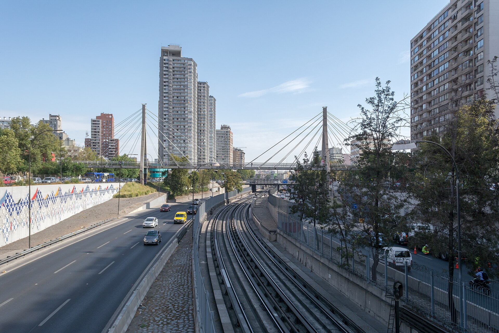 Autopista Central de Santiago con tráfico, junto a la vía del Metro
