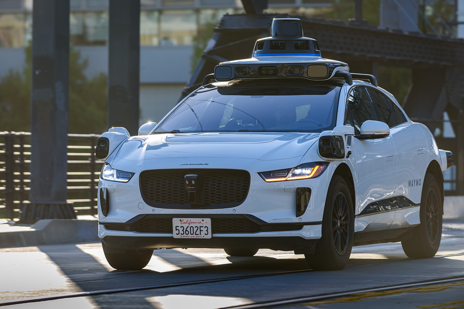 Jaguar I-PACE autónomo de Waymo con sensores en el techo