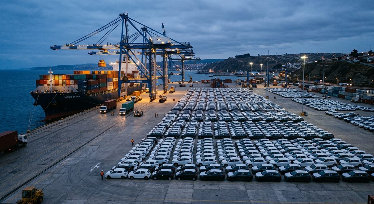 Autos nuevos en un terminal portuario (ilustración)